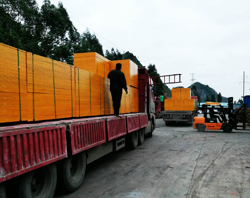 100萬的建筑模板訂單量發(fā)往湖南岳陽(yáng)！